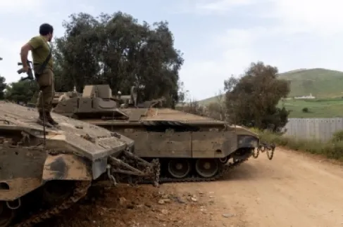 ناقلة جند إسرائيلية قرب الحدود مع لبنان