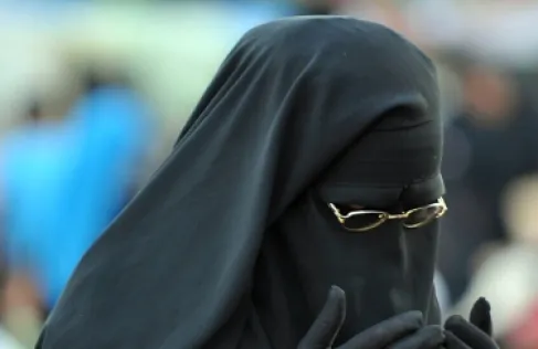 الأزهر يحذر من استغلال النقاب في ارتكاب جرائم