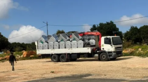 توزيع 263 حاوية وسلة نفايات في البلقاء