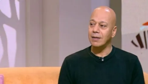 ضياء عبد الخالق يبكي على الهواء: فقدت أبي وأمي وأخي في عام واحد