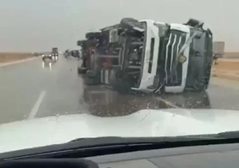 رياح عاتية تقلب شاحنات في السعودية