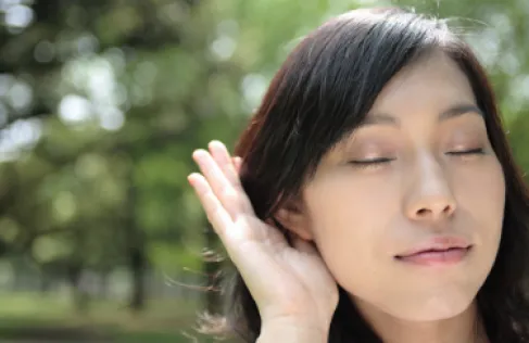 دراسة جديدة توضح دور البصر في تعزيز السمع