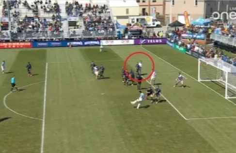 شاهد.. أول هدف بعد اعتماد قاعدة (فينغر)