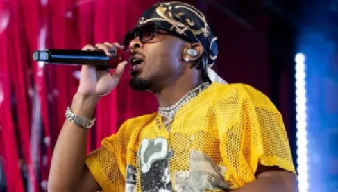 تفاصيل العثور على جثة فتاة داخل سيارة المغني d4vd