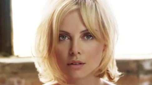 صدمة الماضي: تشارليز ثيرون تكشف تفاصيل مقتل والدها