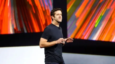 تعيين رئيس تنفيذي جديد لـ(أبل).. جون تيرنوس يخلف تيم كوك