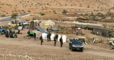 مستوطنون يهدمون مدرسة المالح ويسيطرون على مساكن المواطنين بعد تهجيرهم