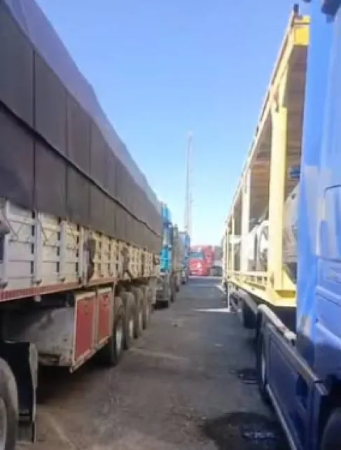 تأخير وصول سيارات إلى بغداد بسبب تحويل الشحنات إلى ميناء العقبة وازدحام منفذ طريبيل