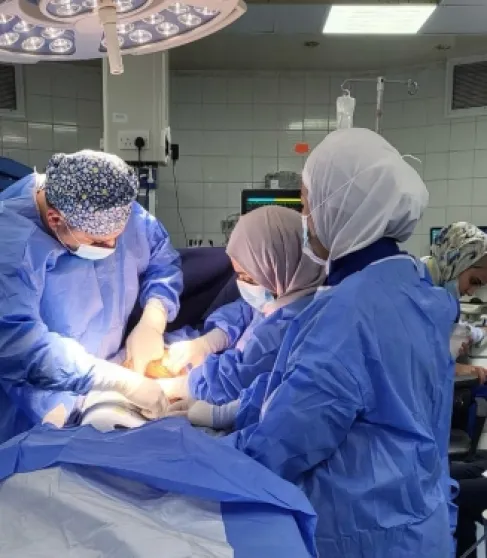 إجراء عملية نوعية لفصل المشيمة الأحادية باستخدام الليزر في الخدمات الطبية الملكية