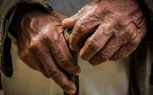 الوحدة لا تسرّع تدهور الذاكرة.. دراسة تقلب المفاهيم لدى كبار السن