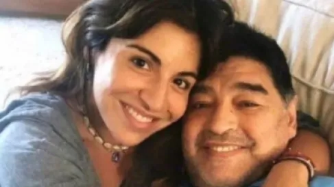 ابنة مارادونا في محاكمة أطباء والدها: تلاعبوا بنا وتركوه يموت