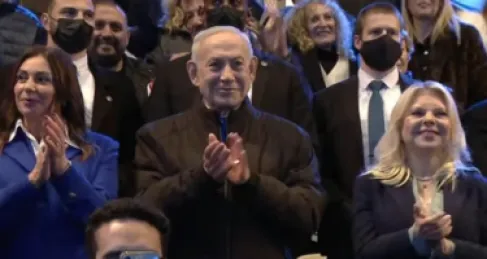 نتنياهو يرتدي سترة واقية في مراسم رسمية وسط تشديد أمني