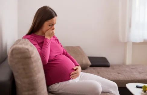 تحديد العامل الرئيسي وراء التقيؤ الشديد أثناء الحمل