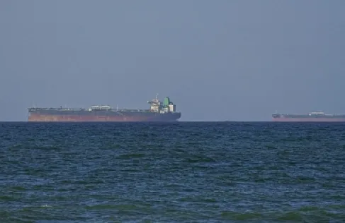 سفينة حاويات تتعرض لإطلاق نار من زورق للحرس الثوري