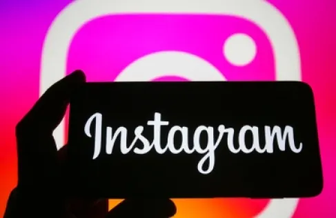 خلل برمجي في (إنستغرام) حول صور بعض المستخدمين بالأبيض والأسود