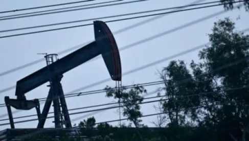 رهانات قبل 15 دقيقة من قرار ترمب.. شبهة تداولات «لحظية» تهز سوق النفط