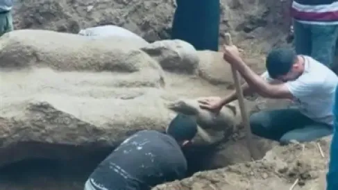 اكتشاف مثير.. الصدفة تقود إلى تمثال (محتمل) لرمسيس الثاني