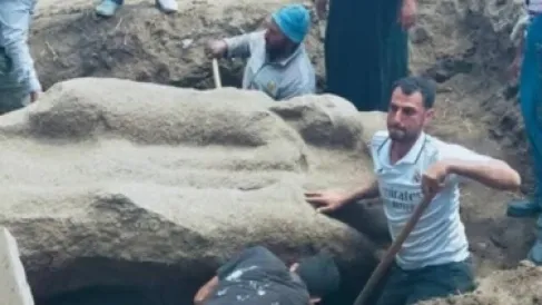 مصر.. اكتشاف تمثال أثري ضخم بمحض الصدفة في الشرقية