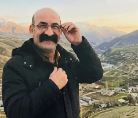 سياسي تركي يثير ضجة عالمية بسبب شاربه