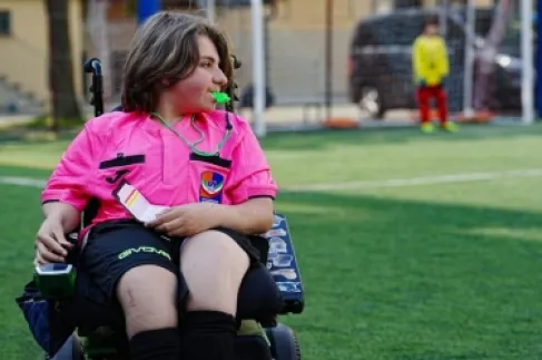 أول حكم يدير مباراة من على كرسي متحرك