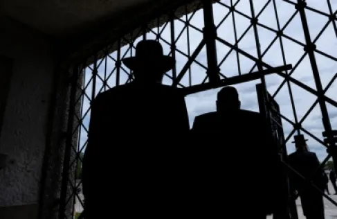 إسرائيليون متطرفون يقومون بطقوس دينية بشوارع دولة عربية