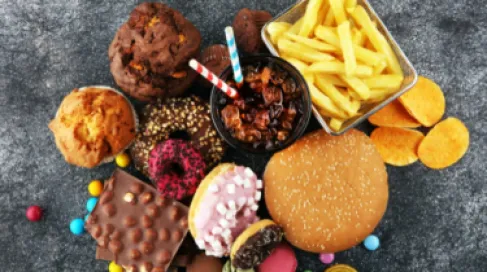 مفارقة.. 6 أطعمة غير صحية تحمل فوائد خفية!