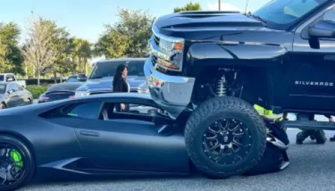 داخل موقف سيارات.. شيفروليه تدهس لامبورغيني بالخطأ - فيديو