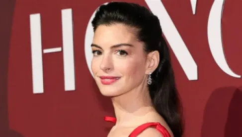 آن هاثاواي والقرآن الكريم.. تفاعل عالمي مع لحظة إنسانية