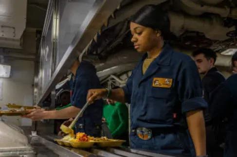 كم بيضة يستهلكها جنود وبحارة 3 حاملات طائرات أمريكية؟