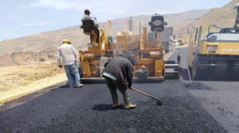 إنجاز أعمال الخلطات الإسفلتية في الجزء الثاني من مشروع طريق كثربا - الأغوار