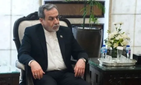 وزير الخارجية الإيراني يصل إلى مسقط