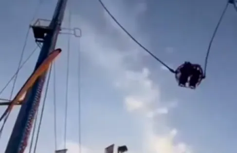 انقطاع  (كابل) لعبة ملاهٍ في إشبيلية يُسقط الركاب ويصيب 4 أشخاص  - فيديو