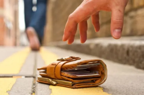 ممرضة في مستشفى الأميرة بسمة تعيد محفظة بـ1372 دينارا لصاحبها