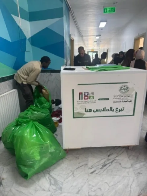 كلية العمارة والتصميم في جامعة الزيتونة الأردنية تنظم نشاطاً خيرياً بالتعاون مع بنك الملابس الخيري