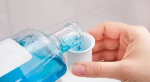 هل يهدد غسول الفم صحة قلبك؟ إليك ما يقوله العلم بعيداً عن (الترند)