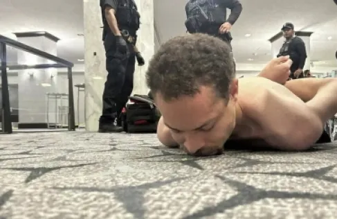 (نيويورك بوست): مطلق النار انتقد ترمب لوقفه مساعدة أوكرانيا