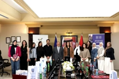 رئيس عمّان الأهلية يكرّم الطلبة المتميزين إبداعياً بكلية العمارة والتصميم