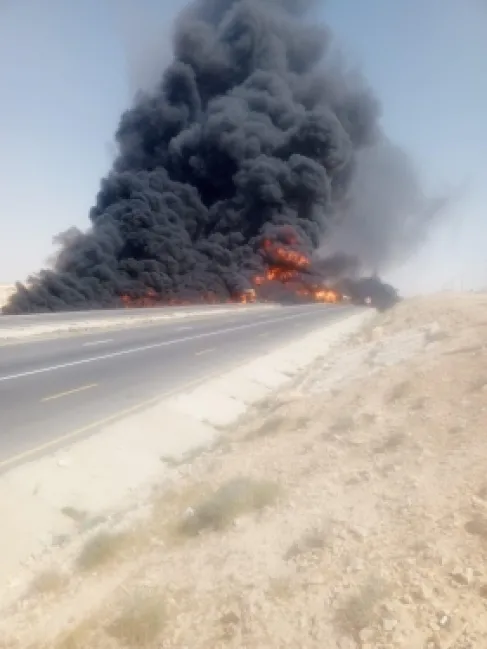 إغلاق الطريق الصحراوي بين سواقة وزميلة بعد اشتعال صهريج إثر تصادم