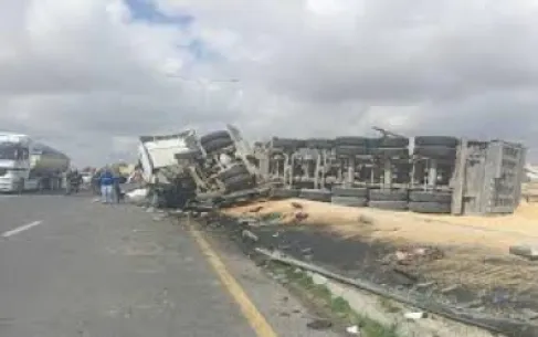 الامن يتعامل مع حادث تصادم وقع ما بين 3 شاحنات وصهريج محمل بمادة نفطية على الصحراوي