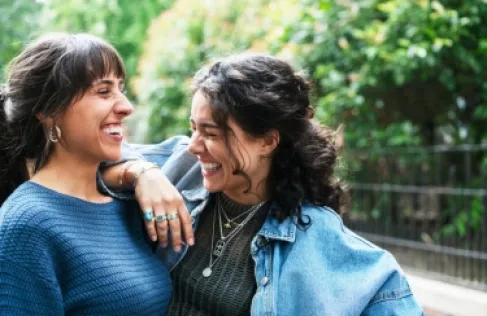 كيف يمكن للضحك أن يفيد صحة الأمعاء؟