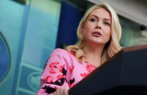 متحدثة البيت الأبيض تثير الجدل: ولادتي ترتبط دائما بمحاولات اغتيال ترمب!