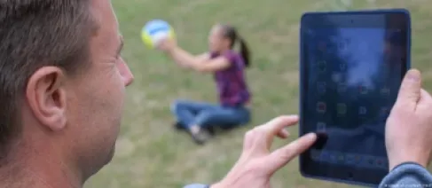 إحصائيات مرعبة.. هل يسرق الهاتف أجمل لحظاتك مع أطفالك؟