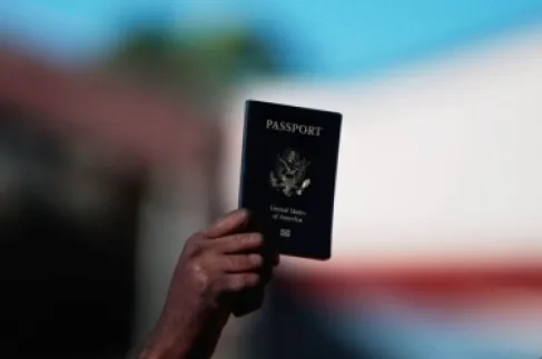 غارديان: تزايد ظاهرة التخلي عن الجنسية بين الأمريكيين