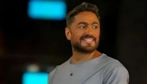 جدل (الفتنة الغذائية) يُشعل سجالًا بين تامر حسني وطبيب مشهور