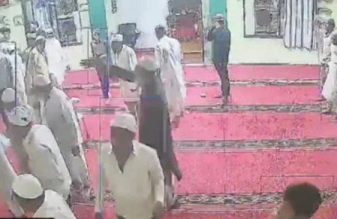 فيديو صادم.. ثعبان يظهر فجأة داخل مسجد هندي بينما كان المصلون ساجدين!