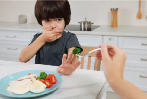 لا تجبري طفلك على تناول الطعام.. 8 خطوات بسيطة لتعزيز شهيته