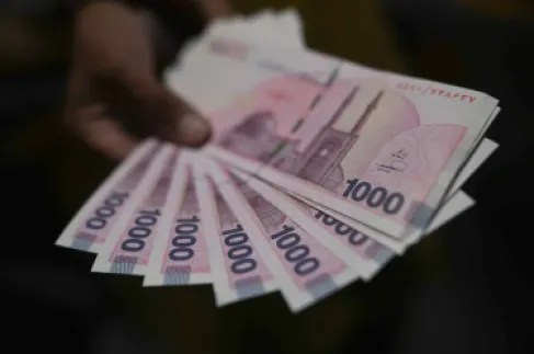 انخفاض قياسي للعملة الإيرانية بلغ 1.8 مليون ريال مقابل الدولار