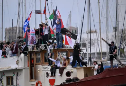 ما الذي نعرفه عن (أسطول الصمود) الذي هاجمته البحرية الإسرائيلية؟