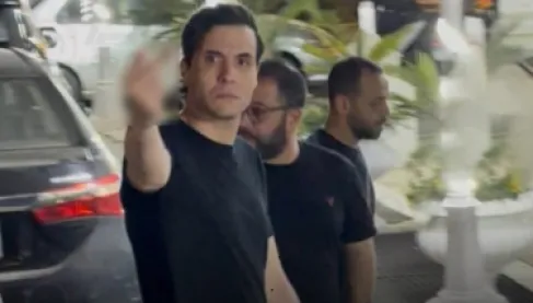 المطرب المصري المشهور أمير عيد يفاجئ الحضور بحركة غير لائقة خلال عزاء والد طليقته