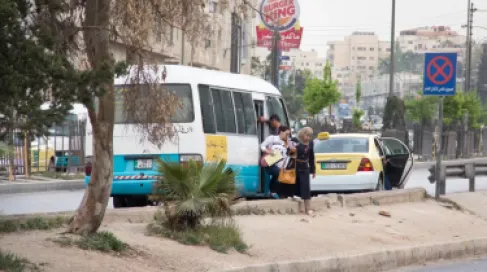 ارتفاع المحروقات يدفع لتعديل أجور النقل العام في الأردن